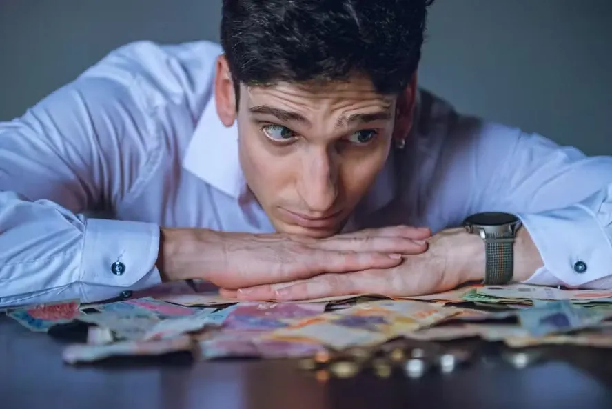Pessoa preocupada com a falta de organização financeira